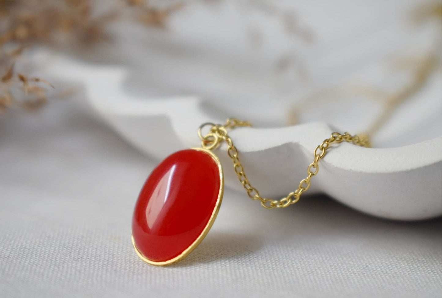 Jaderote Ohrhänger, Rotgold Edelstein Huggie Ohrringe, Hängende ovale Ohrringe, Rote Ohrringe für Frauen, Jade Schmuck, Geschenk für Sie