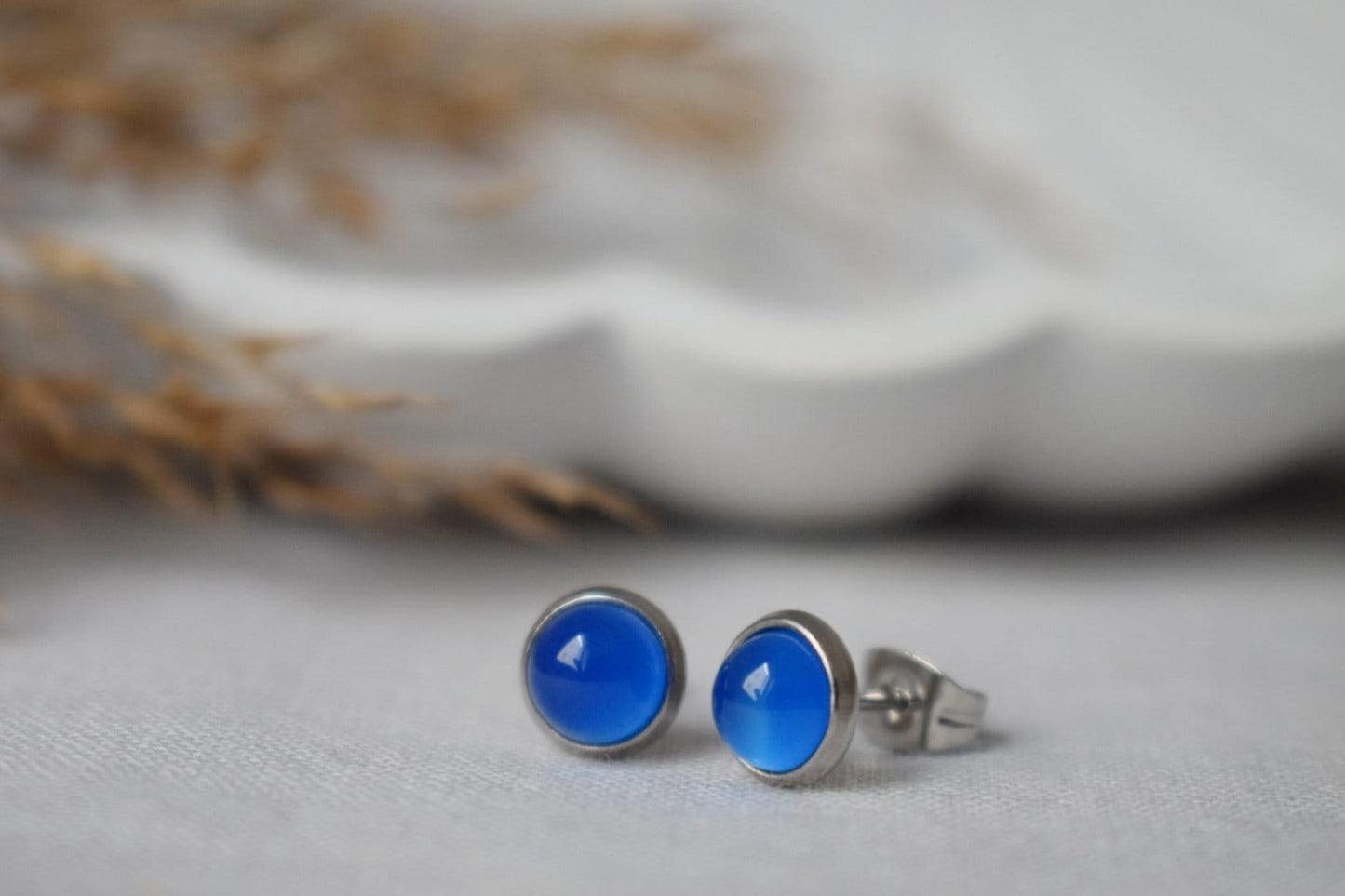 Mini Blaue Achat Ohrstecker, 6mm Edelstein Ohrstecker, Naturstein, kleine runde Ohrringe, minimalistischer Geburtsstein Schmuck, Geschenk für Sie