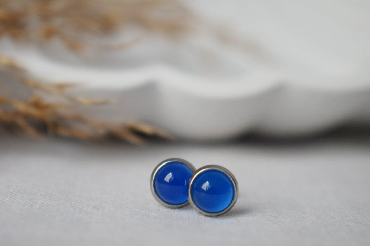 Mini Blaue Achat Ohrstecker, 6mm Edelstein Ohrstecker, Naturstein, kleine runde Ohrringe, minimalistischer Geburtsstein Schmuck, Geschenk für Sie