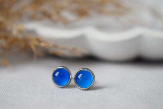 Mini Blaue Achat Ohrstecker, 6mm Edelstein Ohrstecker, Naturstein, kleine runde Ohrringe, minimalistischer Geburtsstein Schmuck, Geschenk für Sie