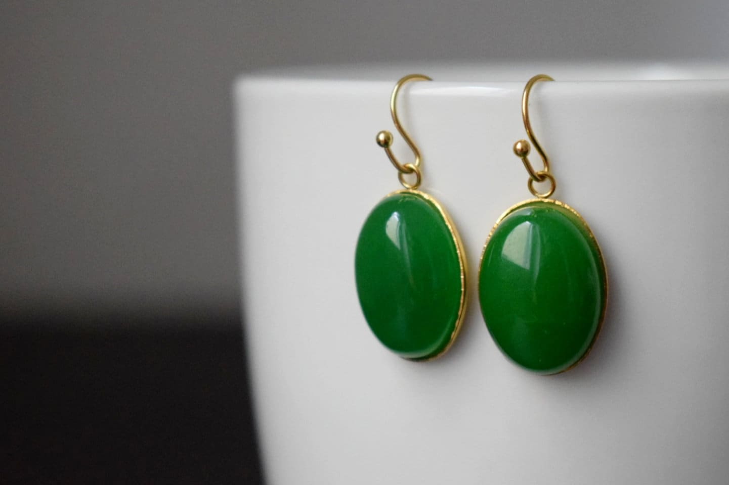 Grüne Jade Ohrringe Gold, Statement ovale Ohrhänger, Grüne Edelstein Tropfen Ohrringe, Stein Hängende Anhänger Ohrringe, Schmuck Geschenk für Sie