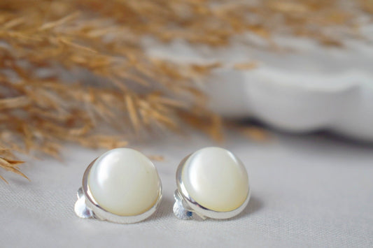 Perlmutt-Ohrclips, 12 mm, weiße Perle, Edelstahl, Perlen-Ohrclips für Frauen, nicht durchbohrte Ohrringe, Perlenschmuck