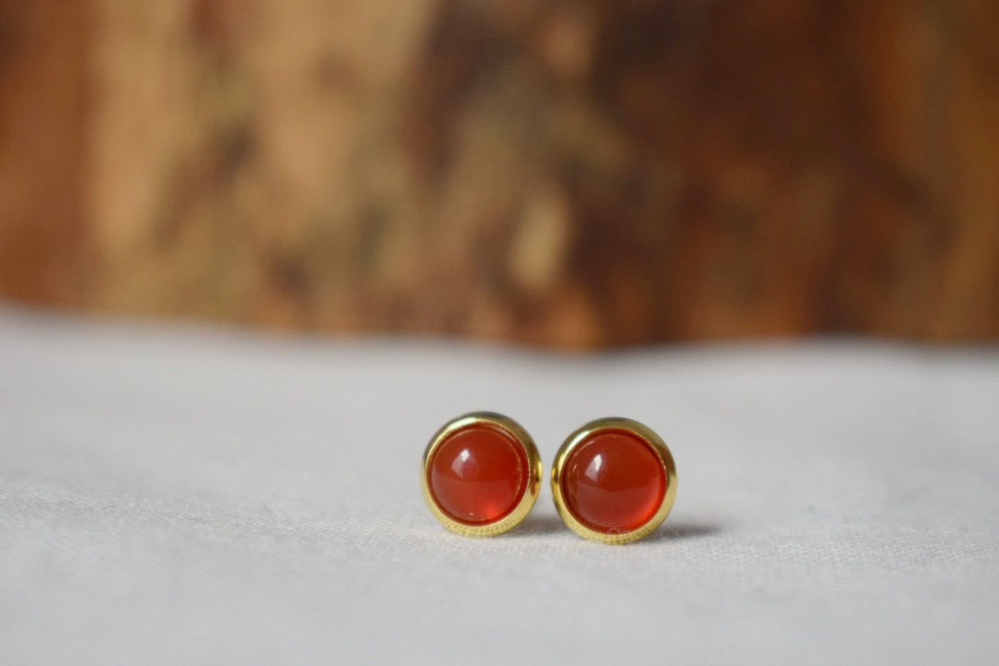 Mini Karneol Ohrstecker, Gold Edelstein Ohrringe, Kleine runde Ohrstecker, Edelstahl, Rot, Karneol Schmuck, Weihnachtsgeschenk für Sie