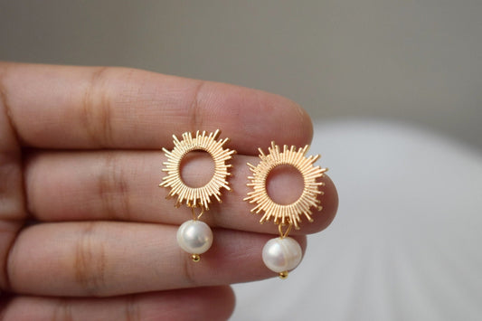 Sonnenohrstecker mit Perle 18K vergoldet Süßwasserperlen Schmuck Brautjungfern Hochzeit Art Deco Sonnenstrahlen Schmuck Geschenk für Sie