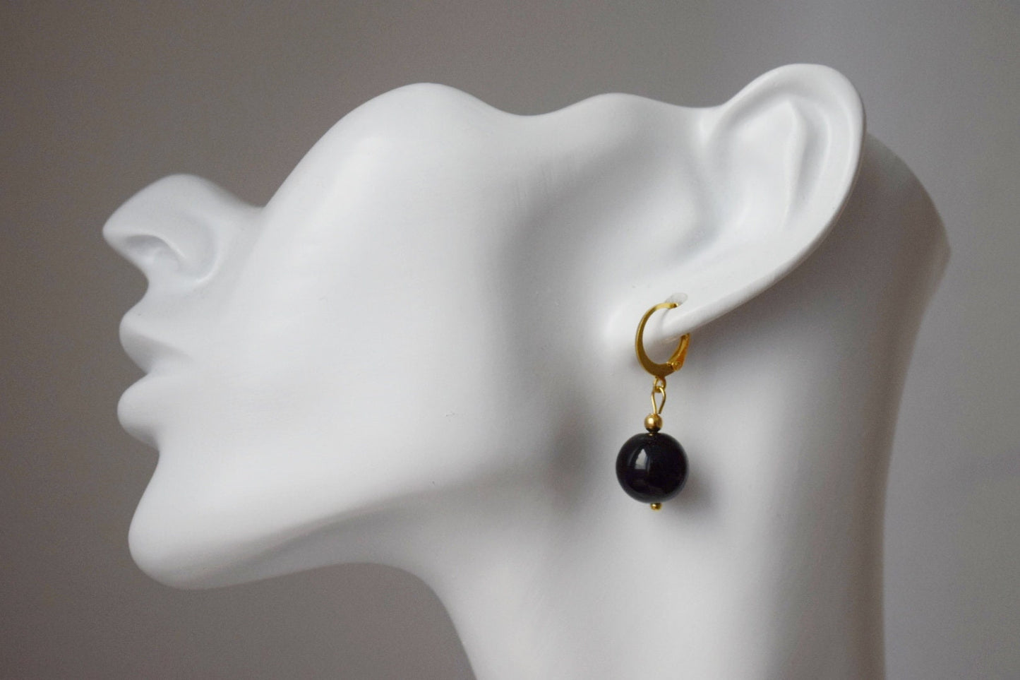 Schwarze Achat Huggie Ohrringe, Edelstein Perlen Ohrringe, Schwarz Gold Farbe Ohrringe, Hängende Kugel Stein Ohrringe, Schmuck Geschenk für Sie