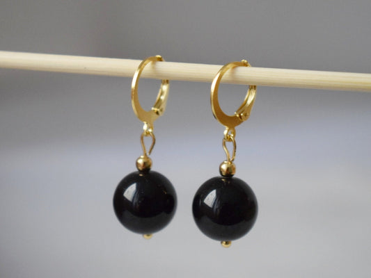 Schwarze Achat Huggie Ohrringe, Edelstein Perlen Ohrringe, Schwarz Gold Farbe Ohrringe, Hängende Kugel Stein Ohrringe, Schmuck Geschenk für Sie