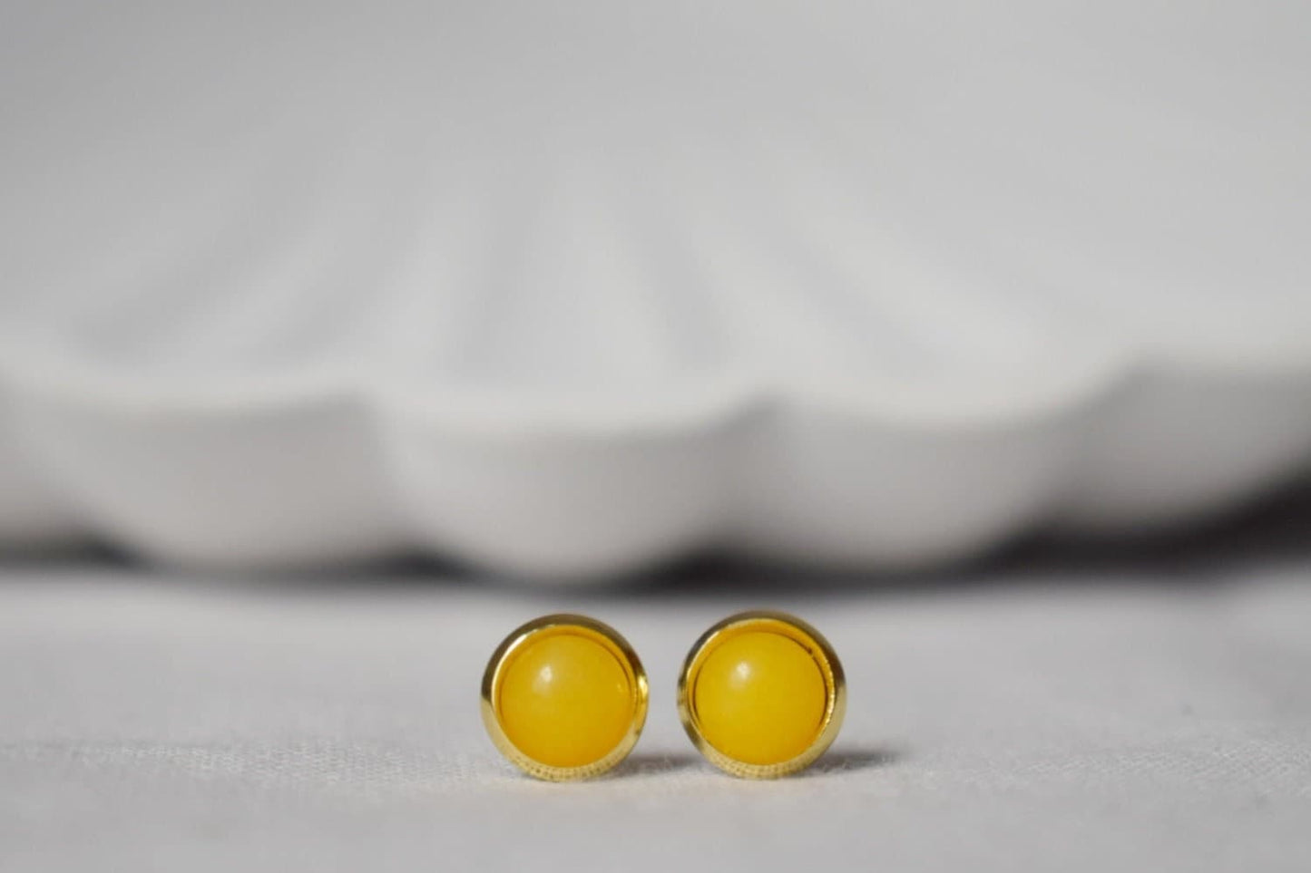 Mini Gelbe Jade Ohrstecker, Kleine Edelstein Ohrstecker, Alltägliche Ohrstecker, Goldgelber Stein, Minimalistischer Schmuck Geschenk Frauen