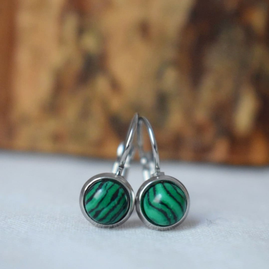 Malachit Ohrringe, Grüne Edelstein Ohrringe, 10mm Lever Back Ohrringe, Kleine Boho Ohrringe, Malachit Schmuck, Geschenk für Sie