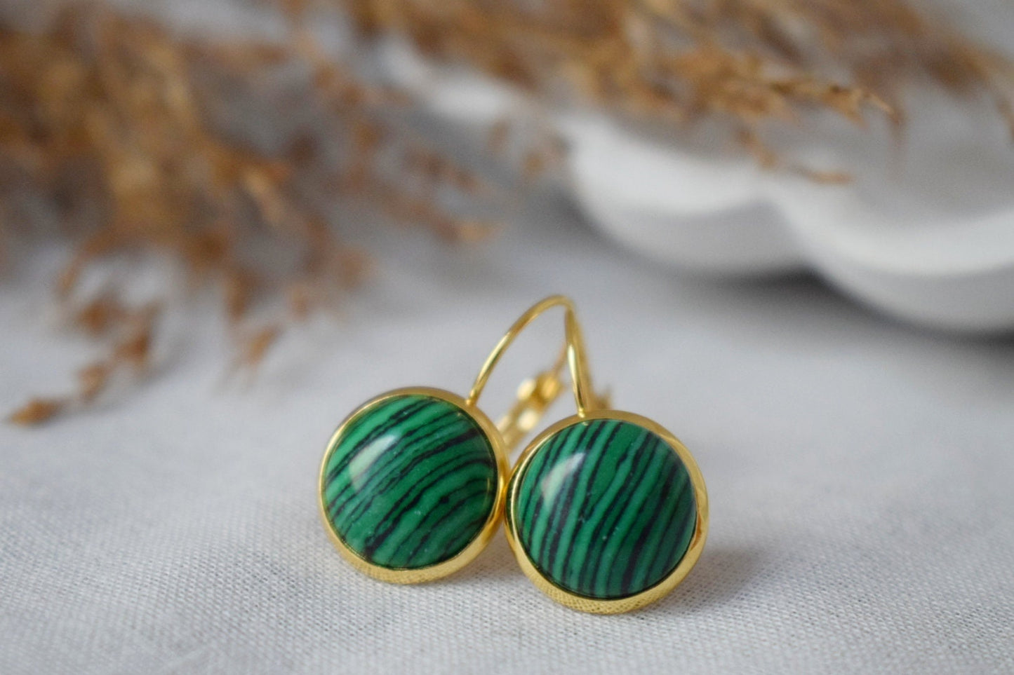 Malachit Ohrringe, Kleine grüne Edelstein Ohrringe, Boho Leverback Ohrringe, 18k vergoldeter Edelstahl Schmuck, Geschenk für Sie