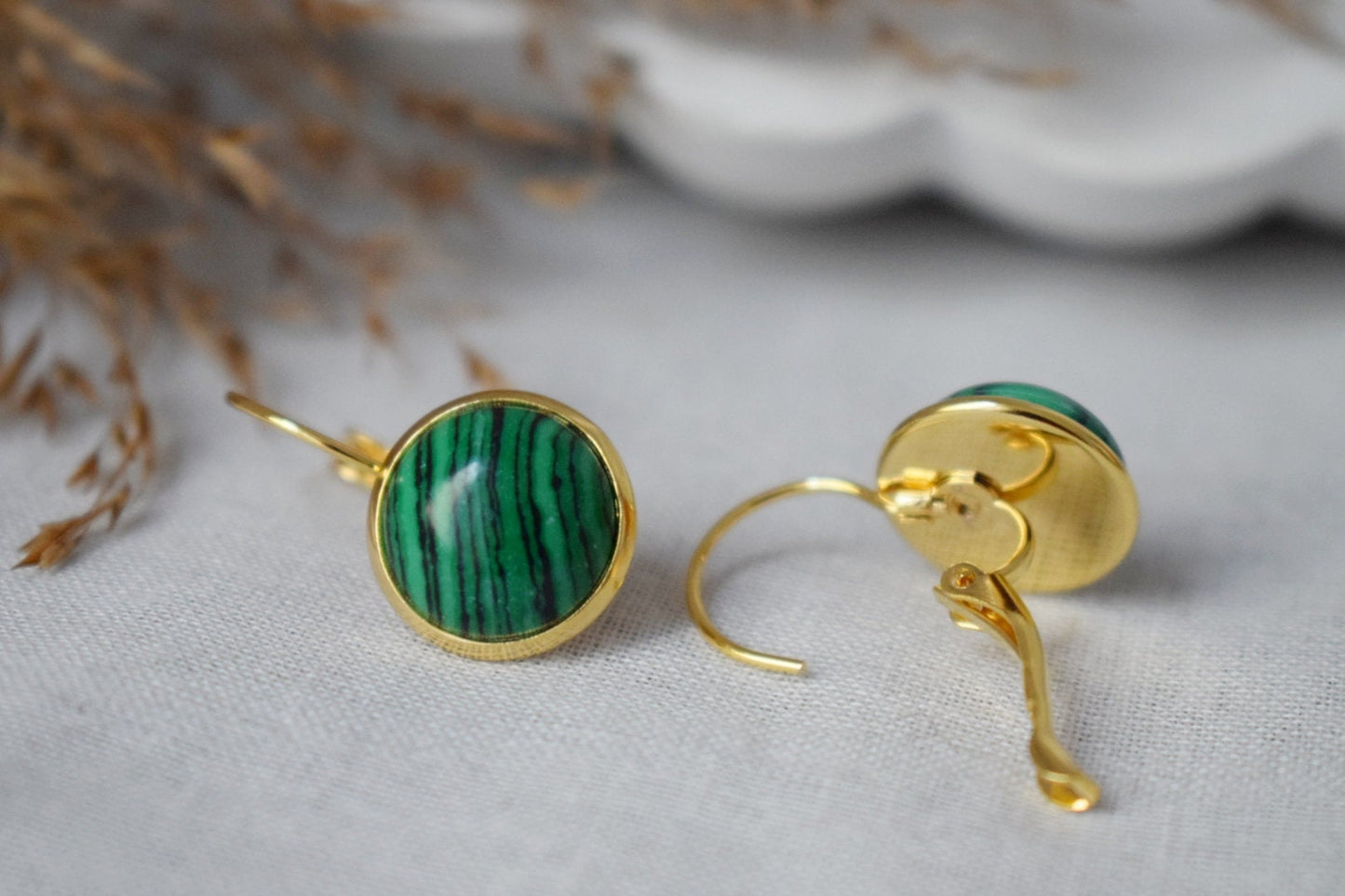 Malachit Ohrringe, Kleine grüne Edelstein Ohrringe, Boho Leverback Ohrringe, 18k vergoldeter Edelstahl Schmuck, Geschenk für Sie