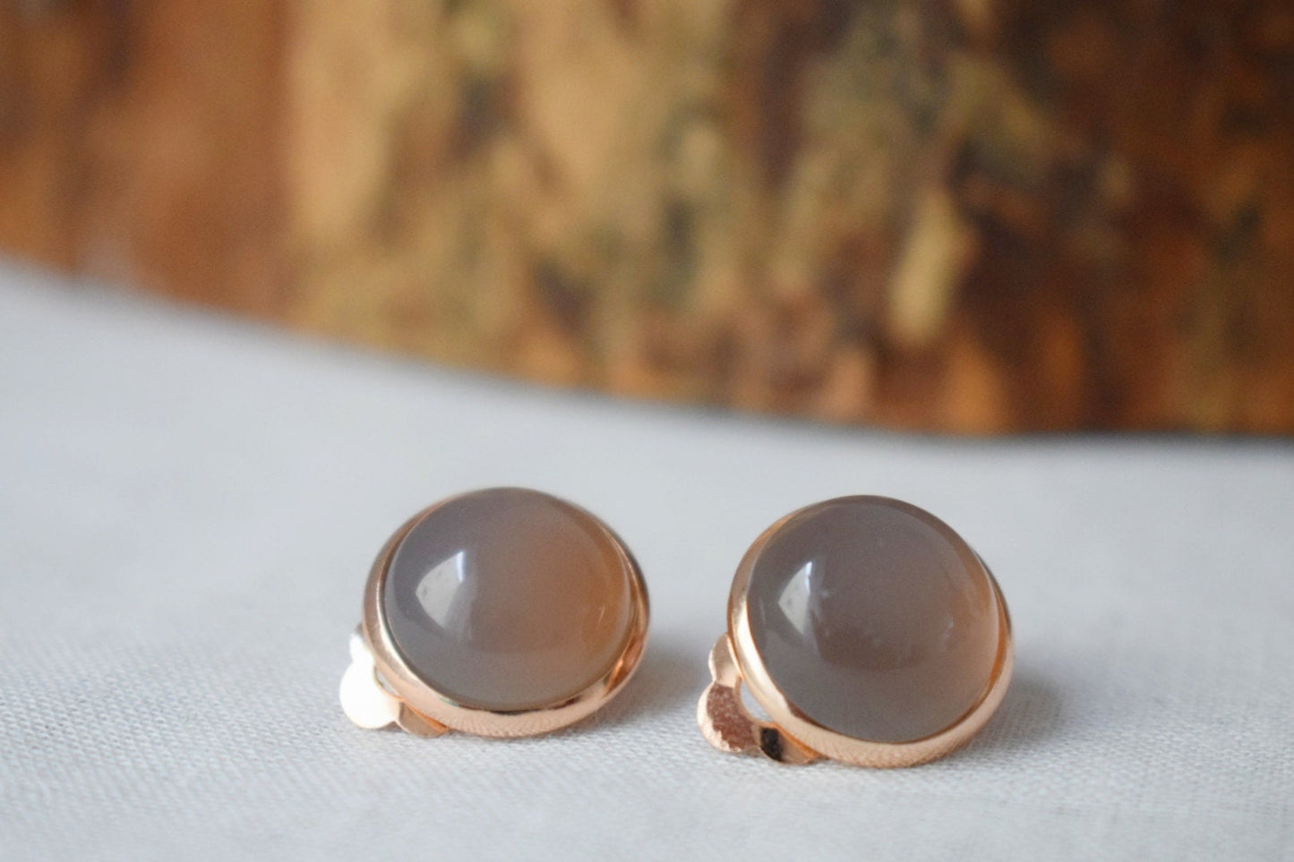Ohrclips aus Roségold, Ohrringe aus grauem Achat, Ohrclips aus grauem Edelstein, Ohrringe ohne Ohrloch, grauer Stein, Edelstahl, Achatschmuck