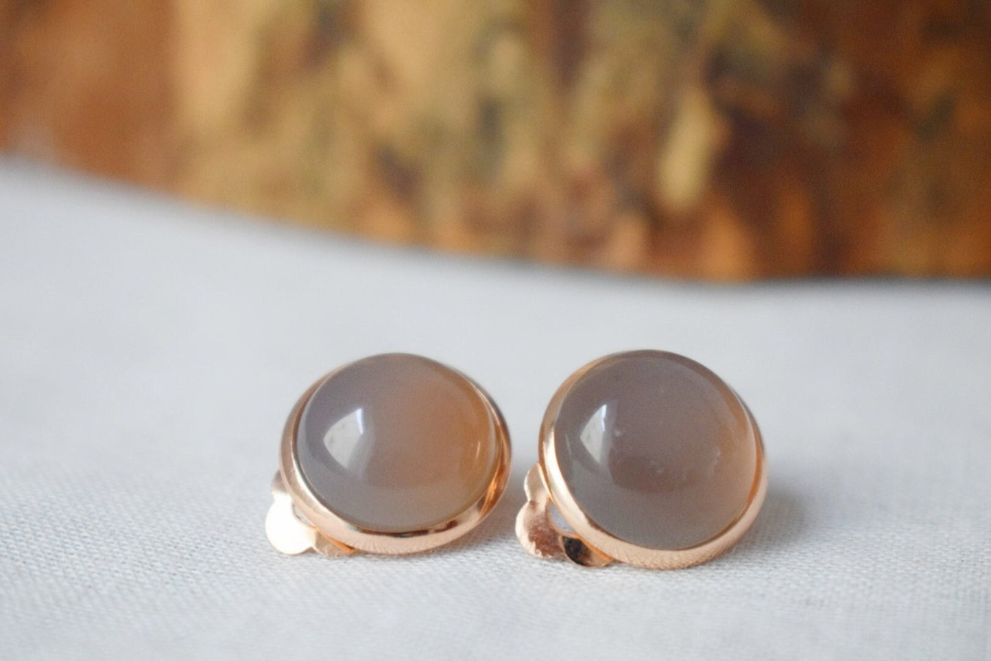 Ohrclips aus Roségold, Ohrringe aus grauem Achat, Ohrclips aus grauem Edelstein, Ohrringe ohne Ohrloch, grauer Stein, Edelstahl, Achatschmuck