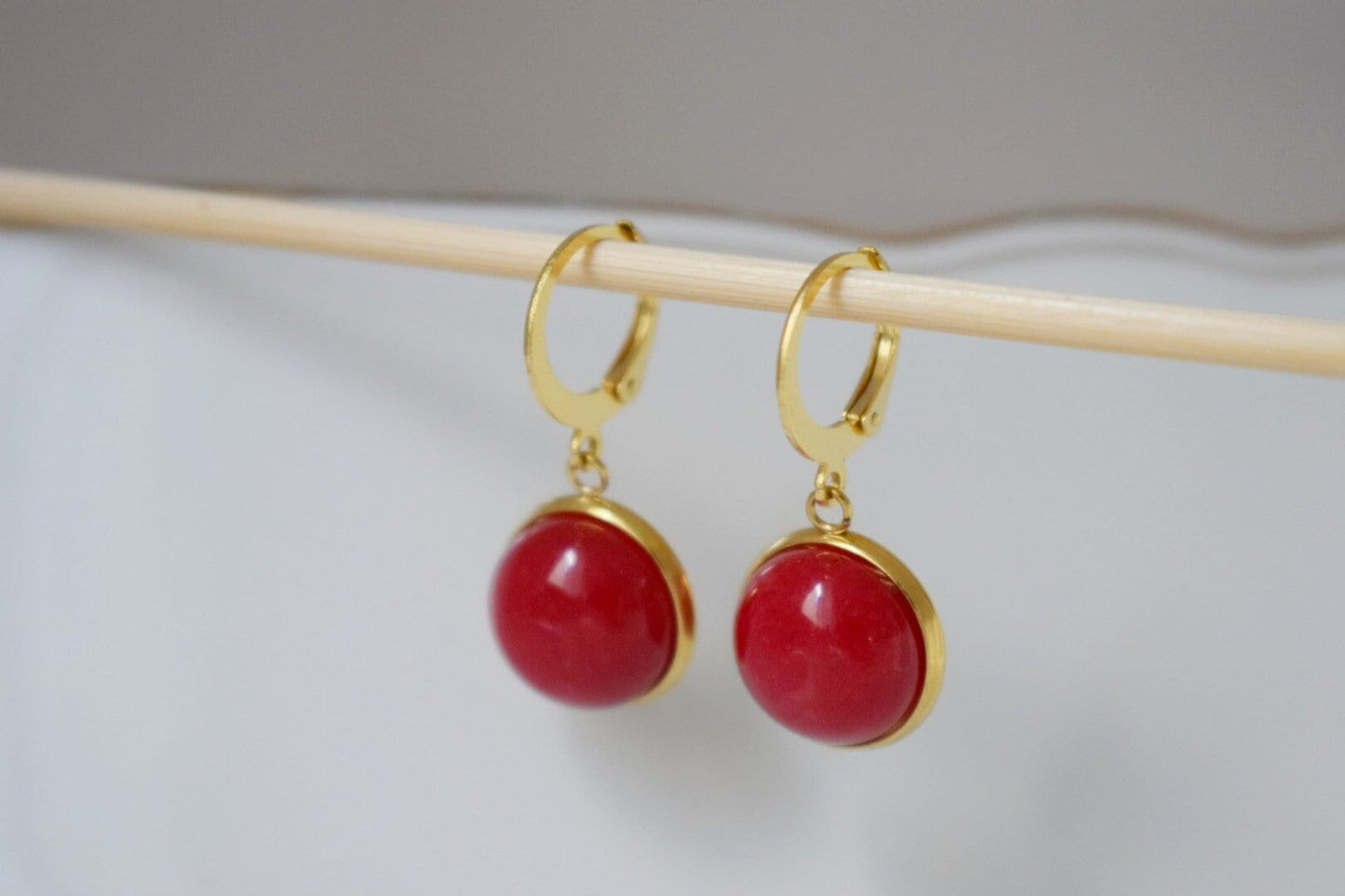 Rote Jade-Ohrringe, Edelstein-Anhänger-Huggie-Ohrringe, Lever-Back-Stein-Creolen, 24 Karat vergoldeter Schmuck, Geschenk für Frauen, Bestes Weihnachtsgeschenk