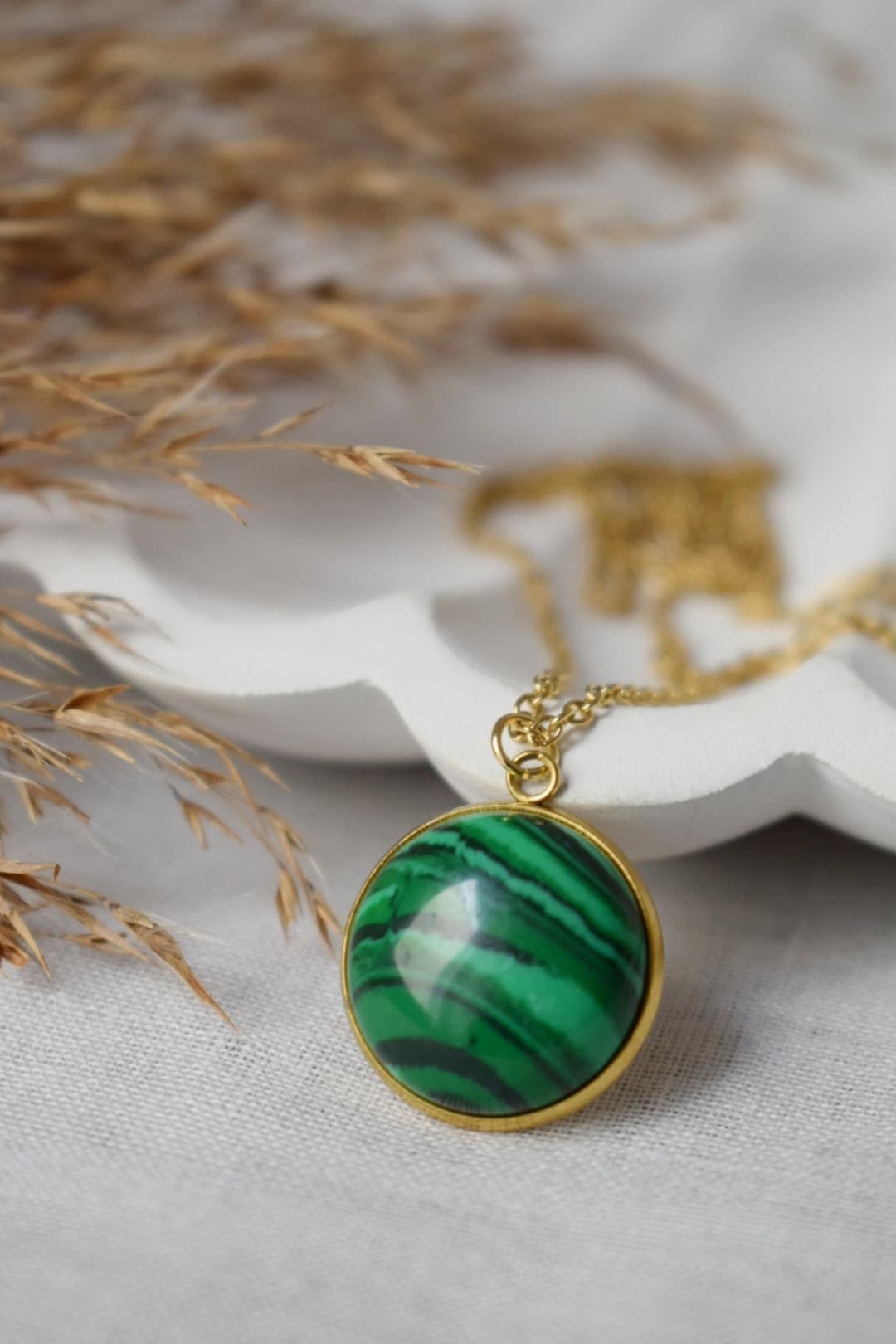 Malachit Halskette Gold, Grüne Edelstein Halskette mit rundem Anhänger für Frauen, Boho Handgemachter Schmuck, Geschenk für Sie