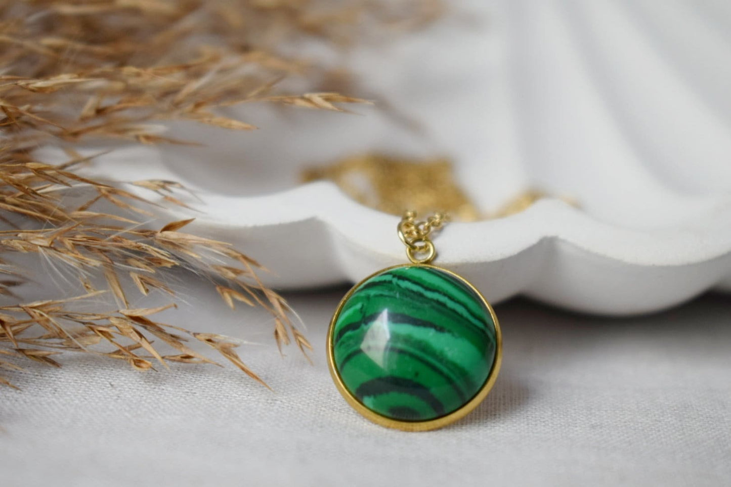 Malachit Halskette Gold, Grüne Edelstein Halskette mit rundem Anhänger für Frauen, Boho Handgemachter Schmuck, Geschenk für Sie