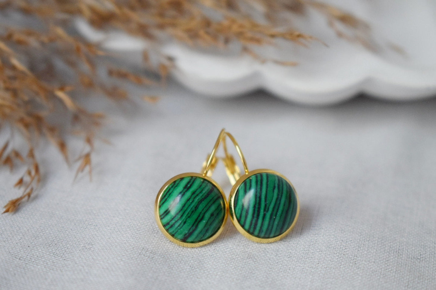 Malachit Ohrringe, Kleine grüne Edelstein Ohrringe, Boho Leverback Ohrringe, 18k vergoldeter Edelstahl Schmuck, Geschenk für Sie