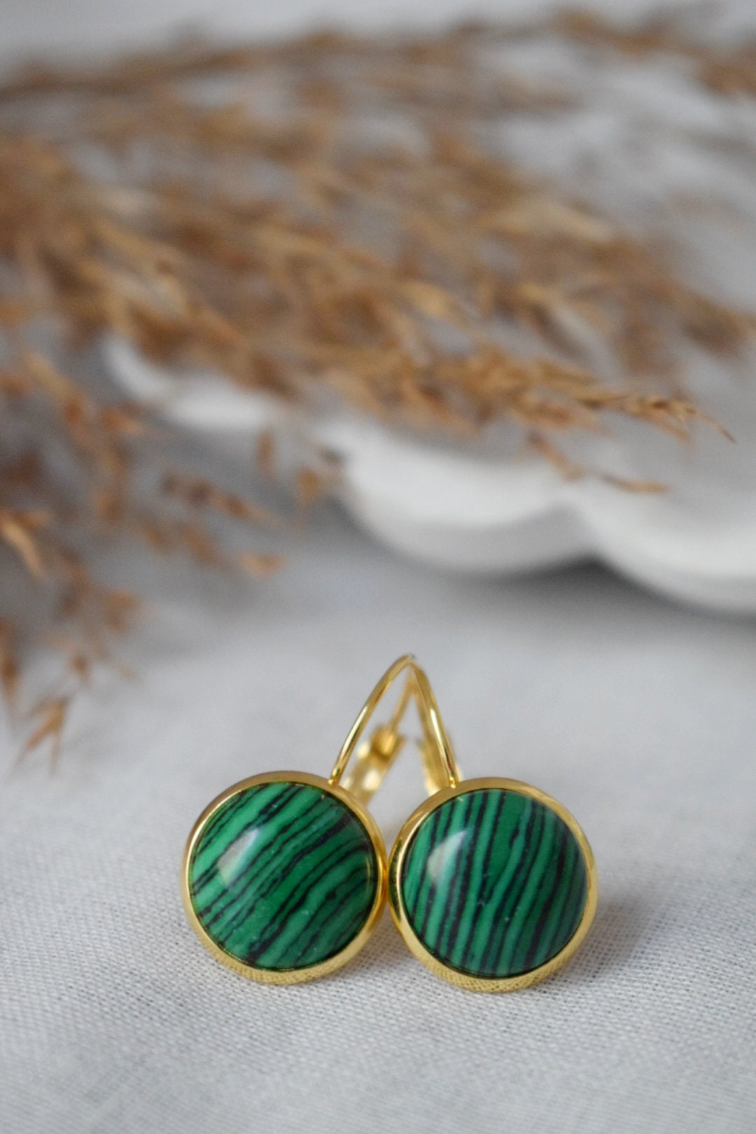 Malachit Ohrringe, Kleine grüne Edelstein Ohrringe, Boho Leverback Ohrringe, 18k vergoldeter Edelstahl Schmuck, Geschenk für Sie