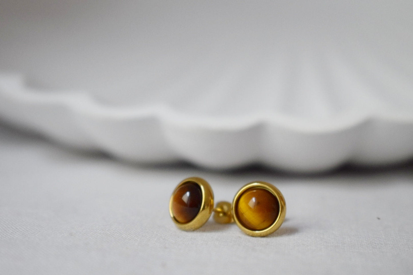Kleine Tigerauge Ohrstecker Gold, Edelstein 8mm Ohrstecker, Minimalistische Tigerauge Ohrringe, Brauner Stein, Geschenk Tigerauge Chakra Schmuck
