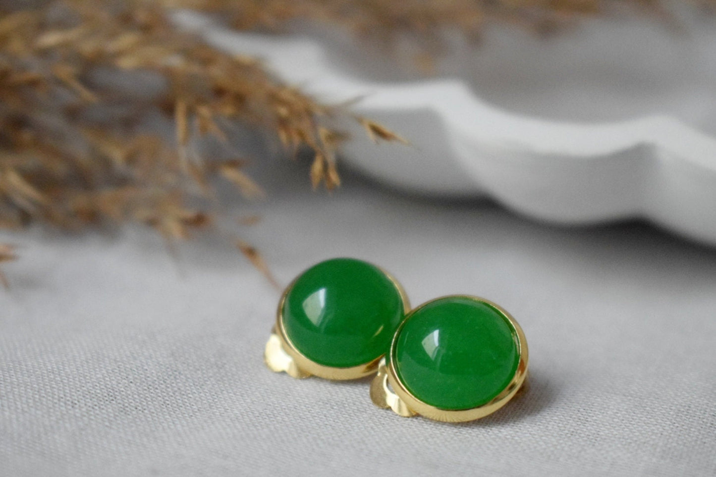 Grüne Jade Ohrclips gold, Ohrclips, Grüngoldene Ohrclips, Damen Ohrclips, Edelsteinclips, Geschenkideen zum Geburtstag