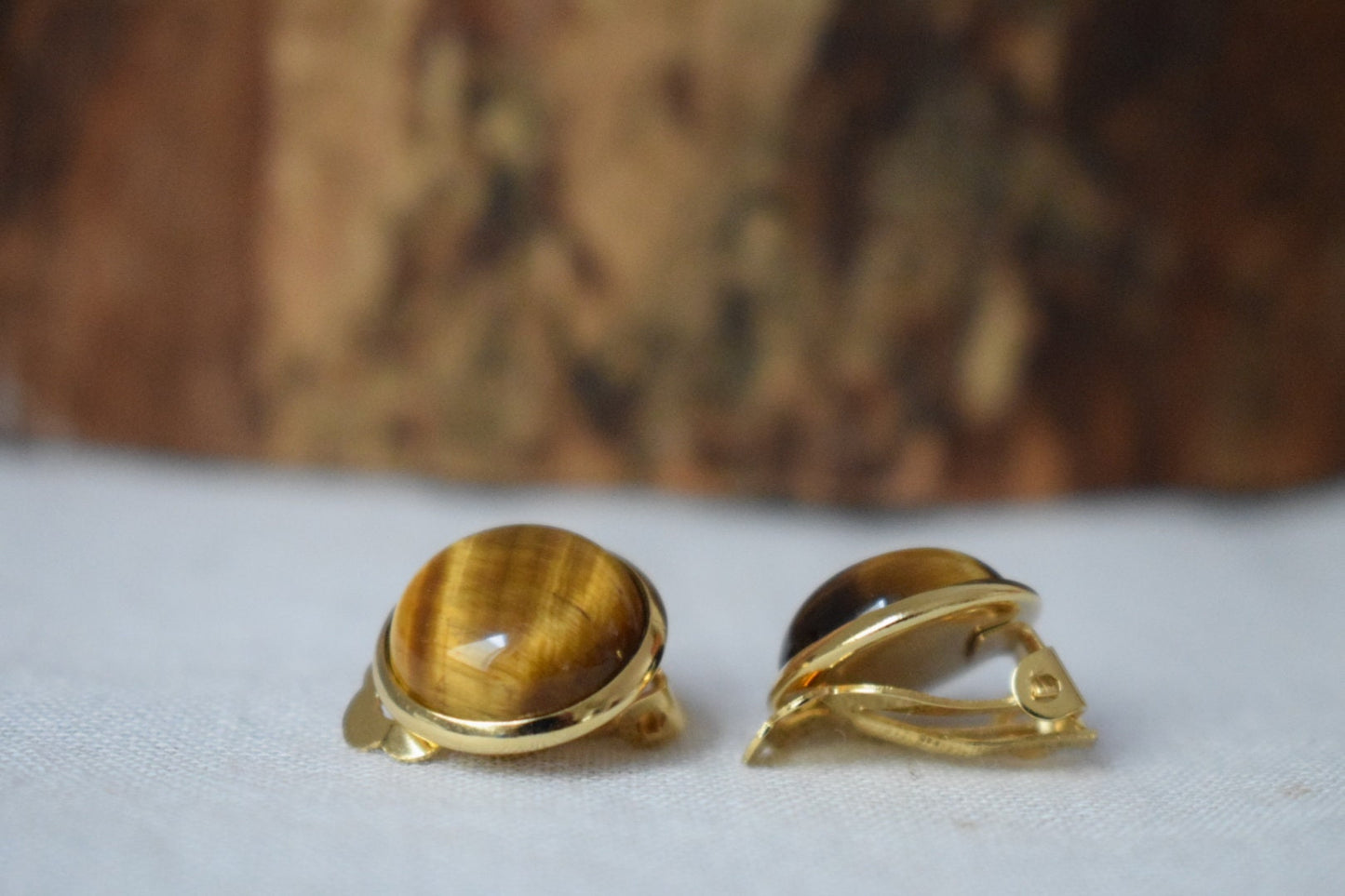 Tigerauge Ohrclips, Kleine Edelstein Gold Ohrclips, Braun, 8mm Naturstein Ohrclips, Nicht durchbohrte Ohrringe, Schmuck Geschenk