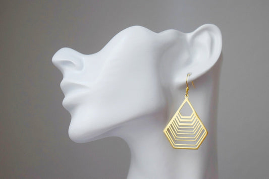 Lange Polygon-Ohrringe mit goldenem filigranem Anhänger, Edelstahl-Ohrringe, Geometrische Hängeohrringe, Kleines Weihnachtsschmuck-Geschenk für Sie