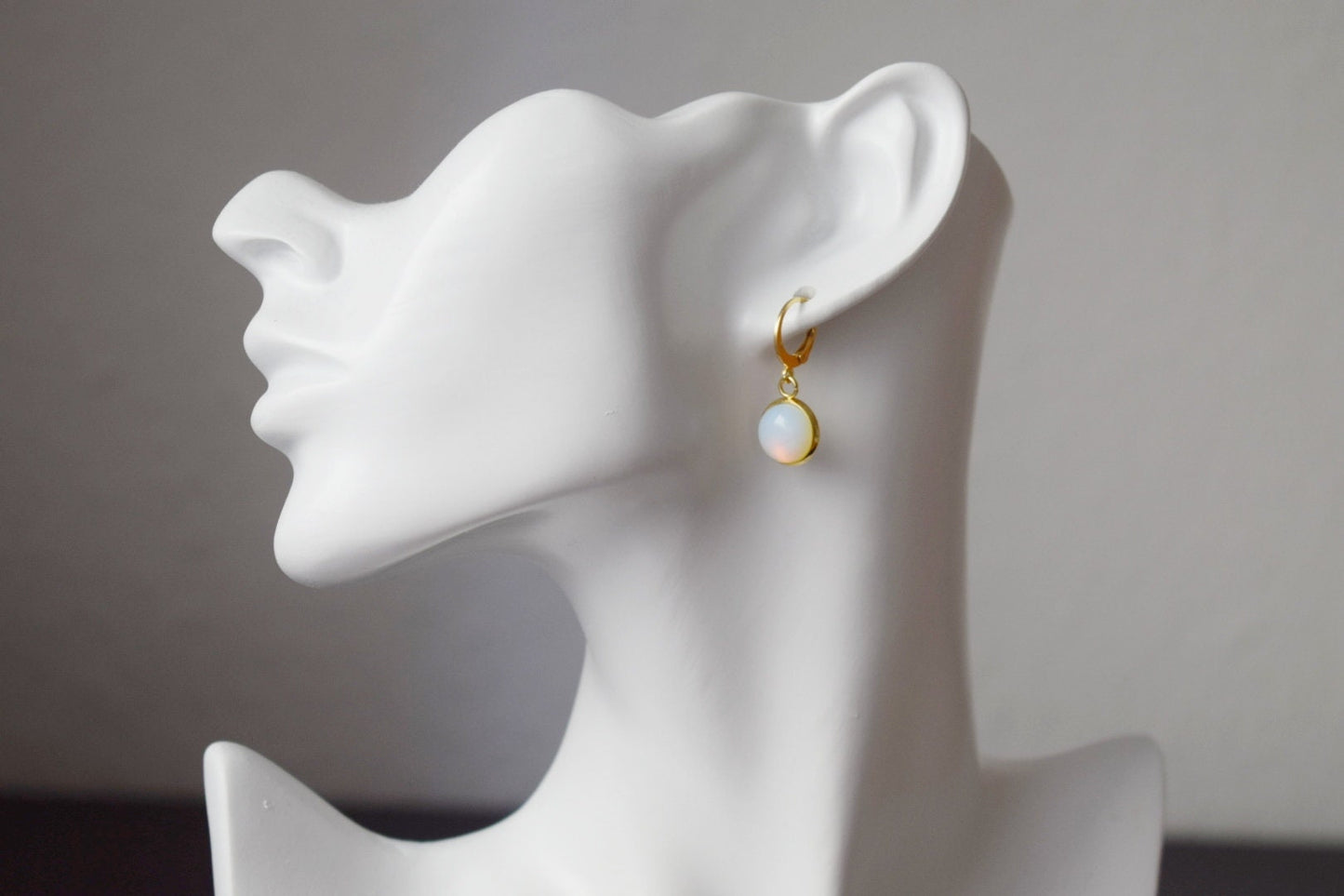 Opalith Mondstein Ohrringe, Huggie Gold Edelstein Ohrringe, Kleine Regenbogen Gold Lever Back Ohrringe, Brautjungfern, Opalith Schmuck, Geschenk für Sie