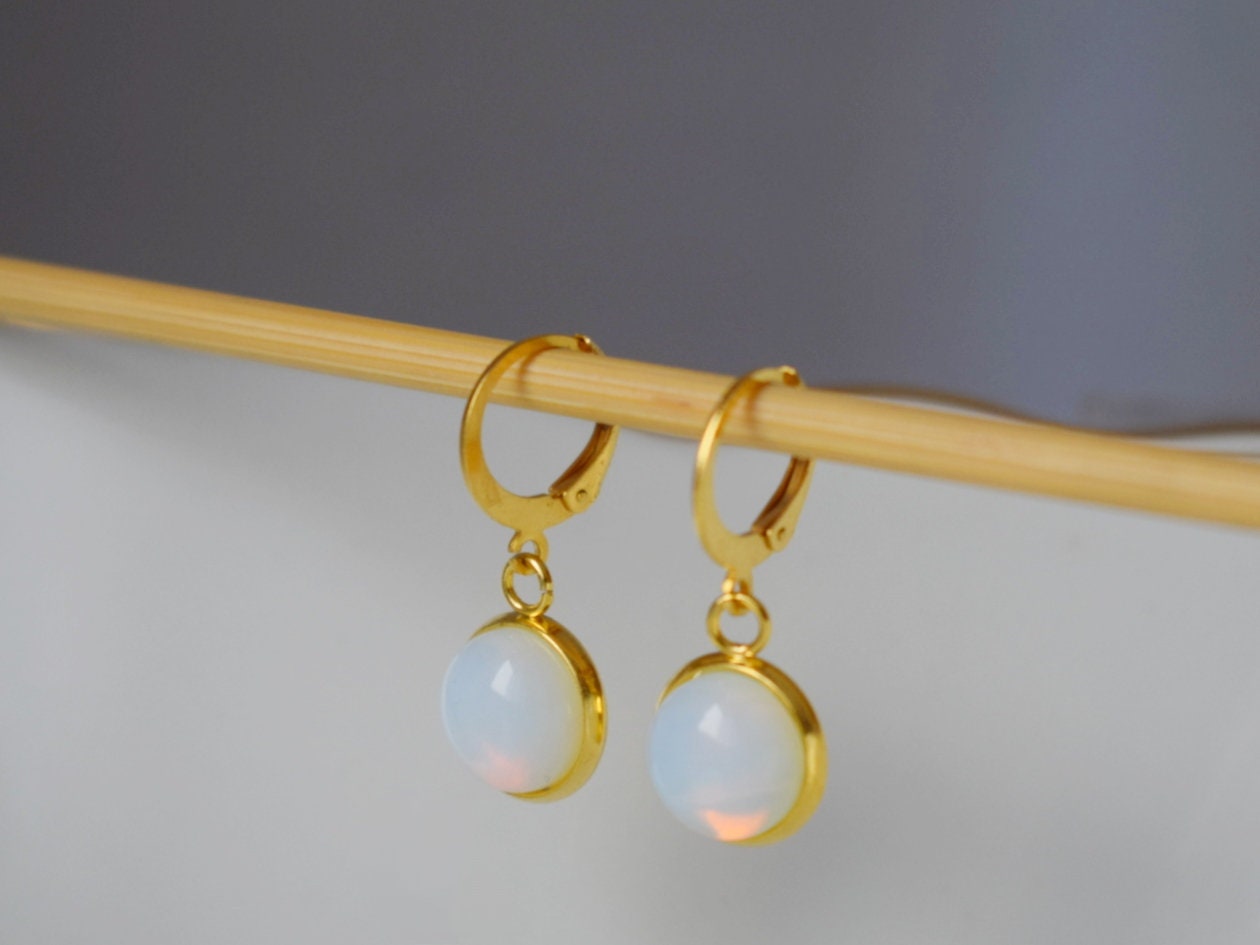 Opalith Mondstein Ohrringe, Huggie Gold Edelstein Ohrringe, Kleine Regenbogen Gold Lever Back Ohrringe, Brautjungfern, Opalith Schmuck, Geschenk für Sie