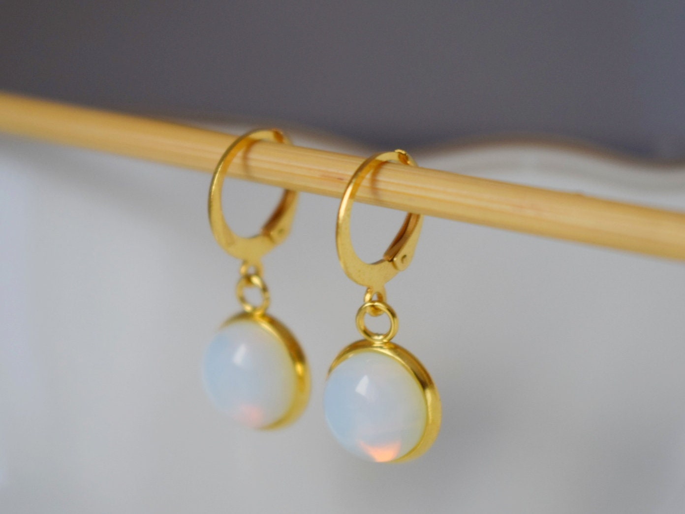 Opalith Mondstein Ohrringe, Huggie Gold Edelstein Ohrringe, Kleine Regenbogen Gold Lever Back Ohrringe, Brautjungfern, Opalith Schmuck, Geschenk für Sie