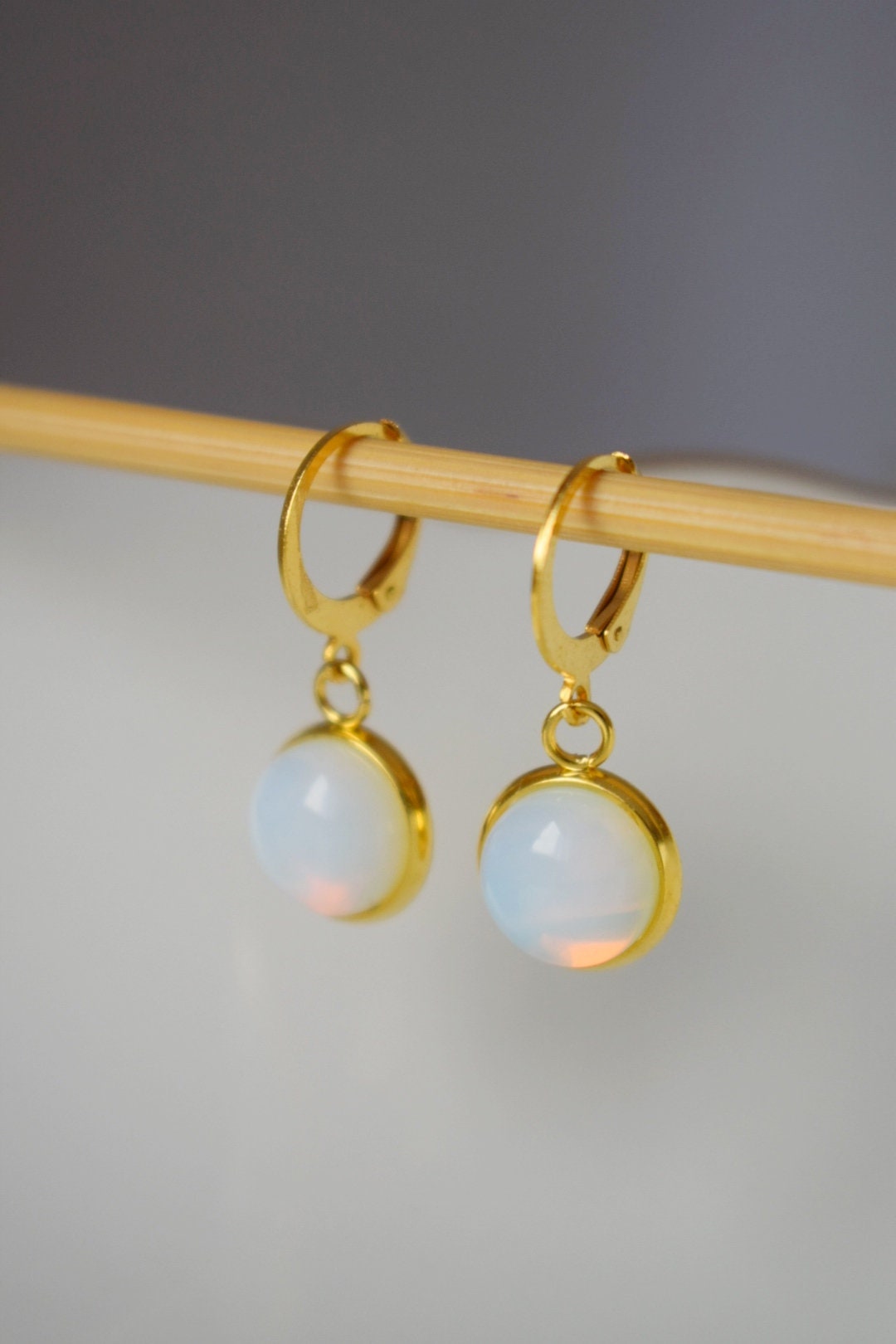 Opalith Mondstein Ohrringe, Huggie Gold Edelstein Ohrringe, Kleine Regenbogen Gold Lever Back Ohrringe, Brautjungfern, Opalith Schmuck, Geschenk für Sie