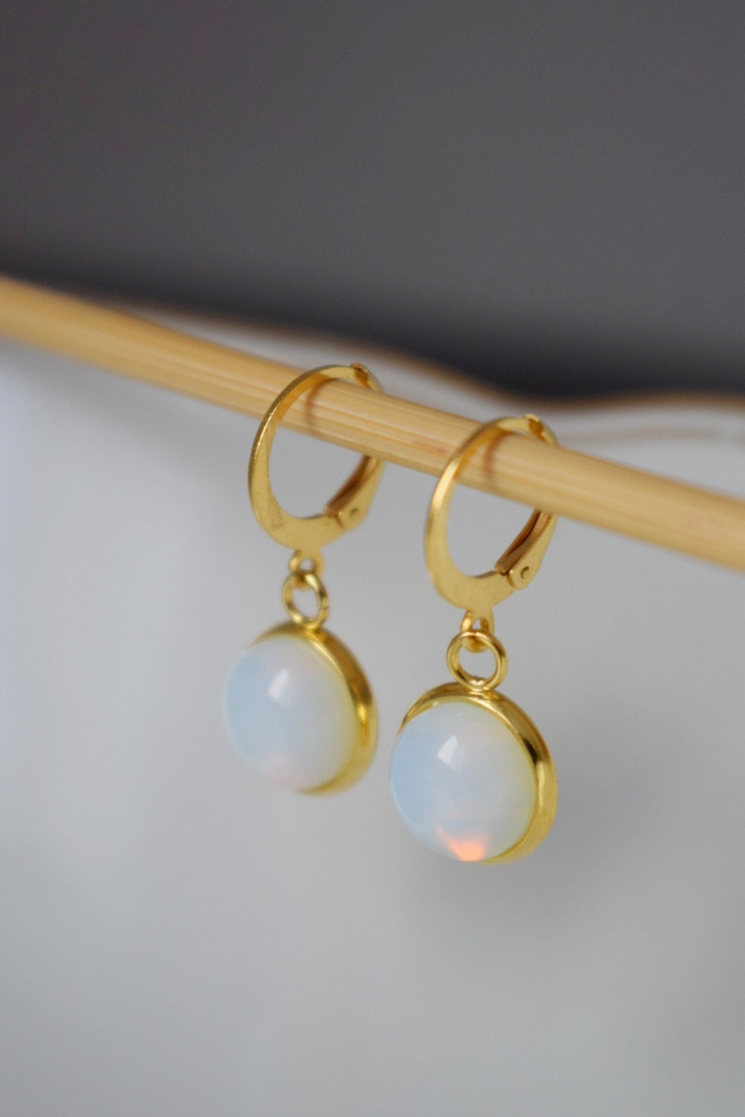 Opalith Mondstein Ohrringe, Huggie Gold Edelstein Ohrringe, Kleine Regenbogen Gold Lever Back Ohrringe, Brautjungfern, Opalith Schmuck, Geschenk für Sie