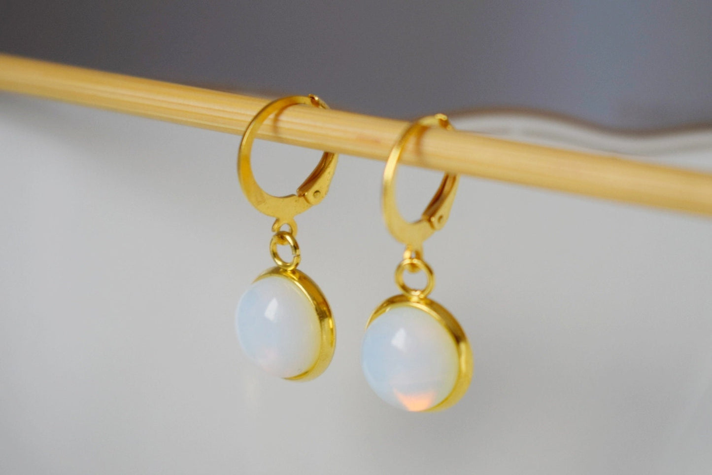 Opalith Mondstein Ohrringe, Huggie Gold Edelstein Ohrringe, Kleine Regenbogen Gold Lever Back Ohrringe, Brautjungfern, Opalith Schmuck, Geschenk für Sie