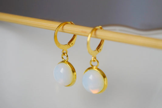 Opalith Mondstein Ohrringe, Huggie Gold Edelstein Ohrringe, Kleine Regenbogen Gold Lever Back Ohrringe, Brautjungfern, Opalith Schmuck, Geschenk für Sie