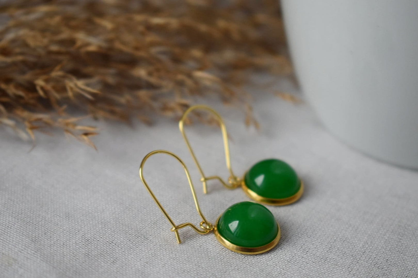Goldene Creolen aus grüner Jade, Huggie-Ohrringe mit grünem Edelsteinanhänger, Leverback, Creolen aus grünem Stein, Jadeschmuck, Geschenk für Frauen