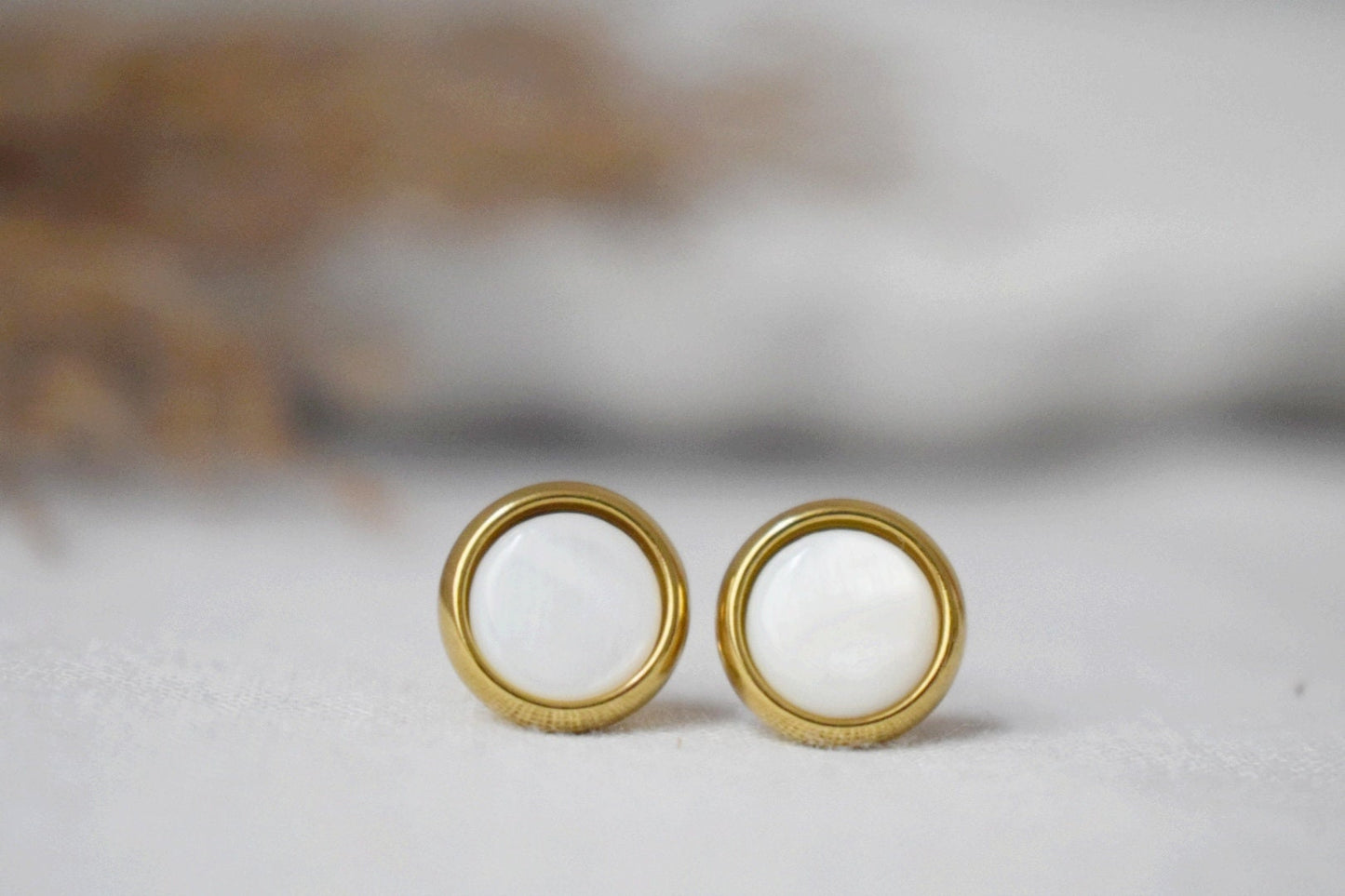 Ohrstecker aus Süßwasserperlen, 8 mm massive Goldohrstecker, Ohrstecker aus natürlichen Muscheln, Perlengoldohrringe, rund, Edelstahl, Perlengoldschmuck