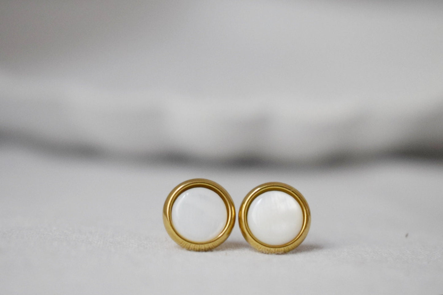 Ohrstecker aus Süßwasserperlen, 8 mm massive Goldohrstecker, Ohrstecker aus natürlichen Muscheln, Perlengoldohrringe, rund, Edelstahl, Perlengoldschmuck