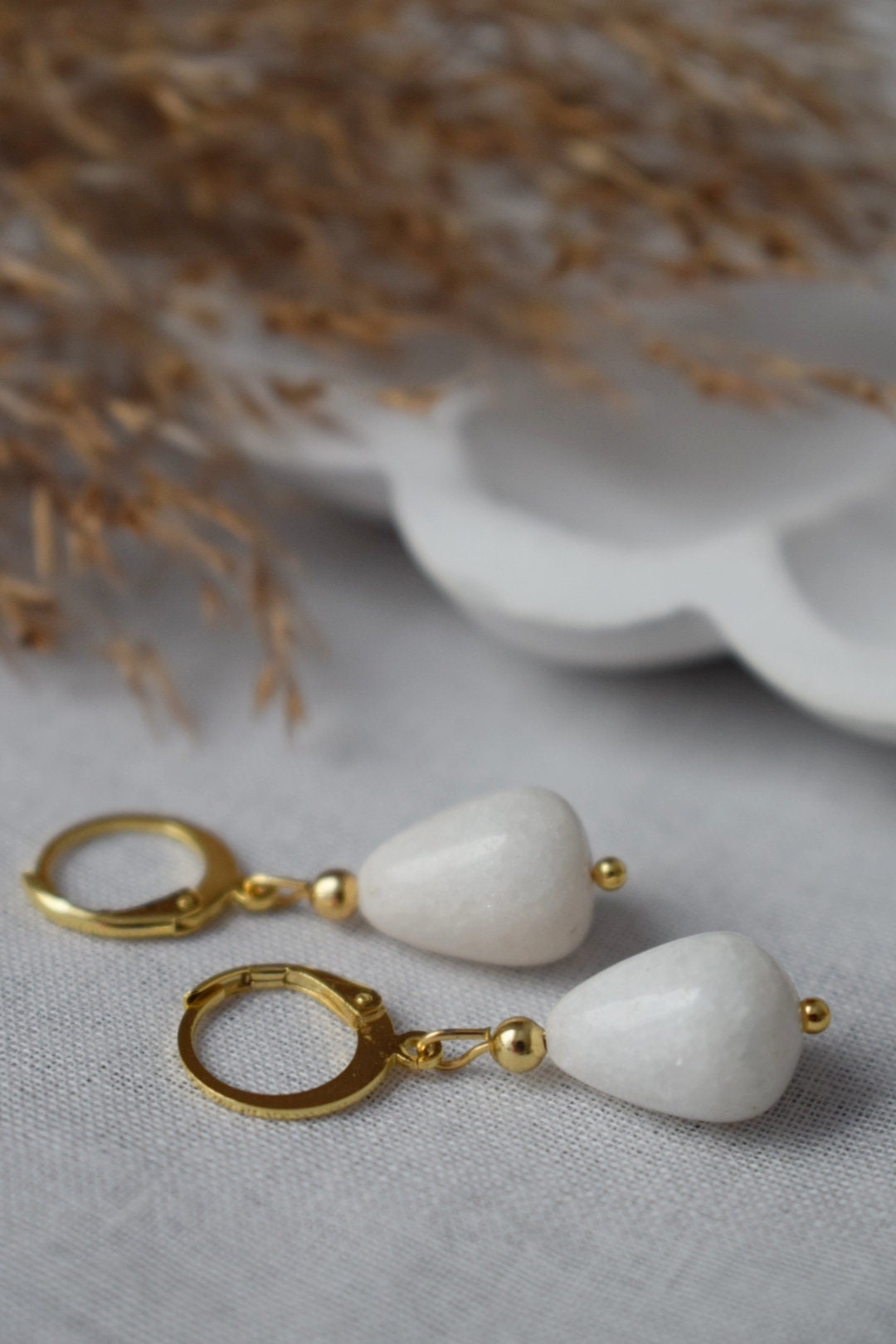 Weiße Jade-Gold-Ohrringe, Tropfen-Edelstein-Ohrringe, Creolen mit Tropfenstein, Perlen-Hängeohrringe, Lever Back, Weißgold-Schmuck, Geschenk für Sie