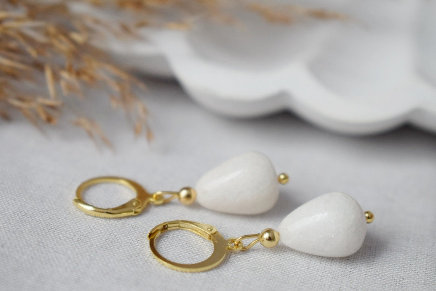 Weiße Jade-Gold-Ohrringe, Tropfen-Edelstein-Ohrringe, Creolen mit Tropfenstein, Perlen-Hängeohrringe, Lever Back, Weißgold-Schmuck, Geschenk für Sie