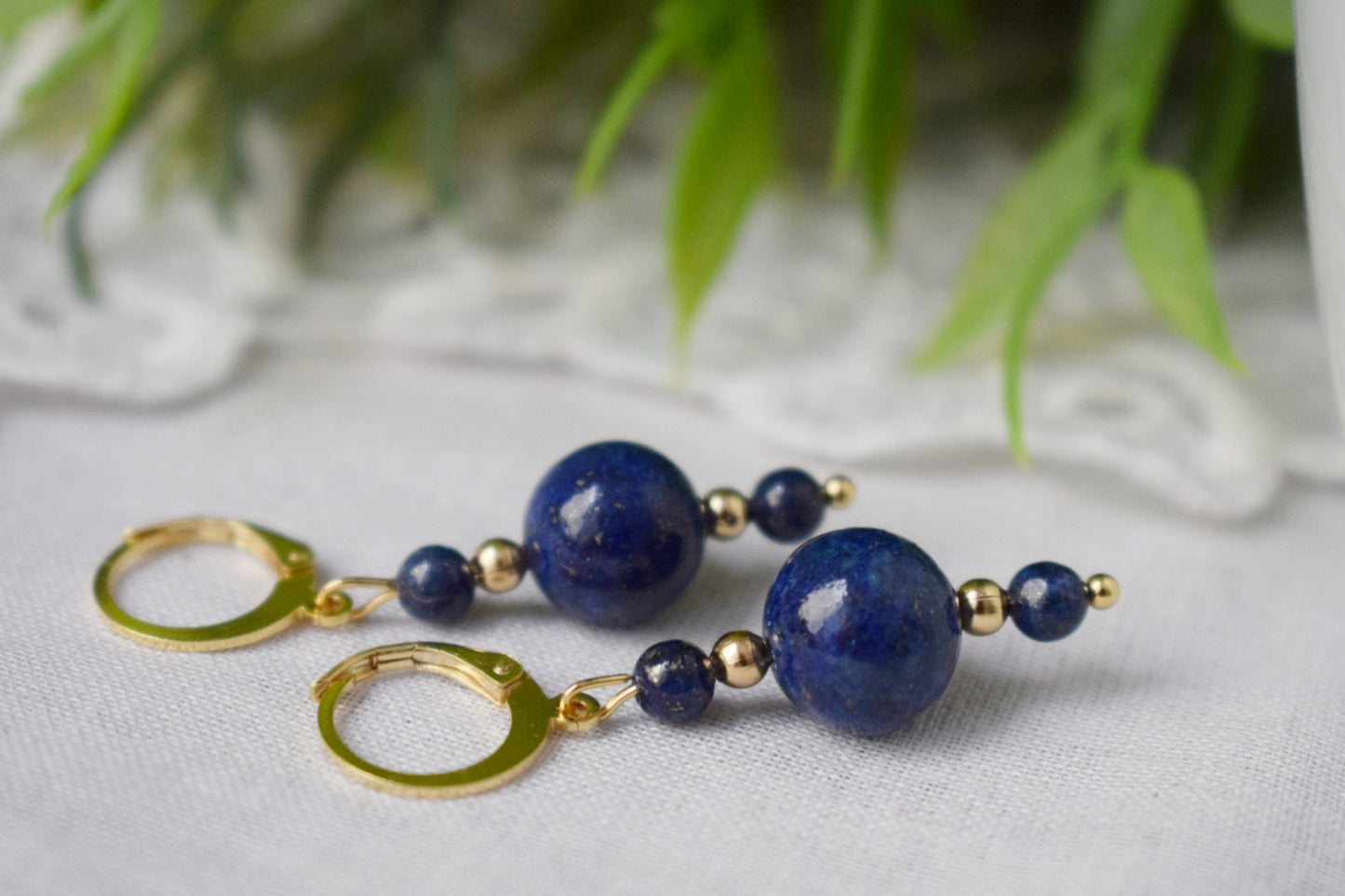 Lapislazuli-Ohrringe, Lapisperlen-Ohrringe, kleine Ohrringe in Dunkelblau-Goldfarbe, Edelstein, Geburtssteinschmuck für September, Geschenk für Sie