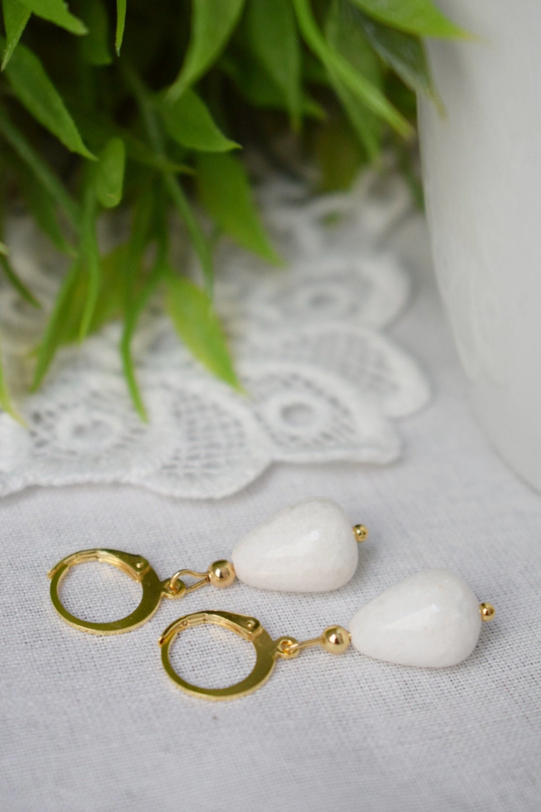 Weiße Jade-Gold-Ohrringe, Tropfen-Edelstein-Ohrringe, Creolen mit Tropfenstein, Perlen-Hängeohrringe, Lever Back, Weißgold-Schmuck, Geschenk für Sie