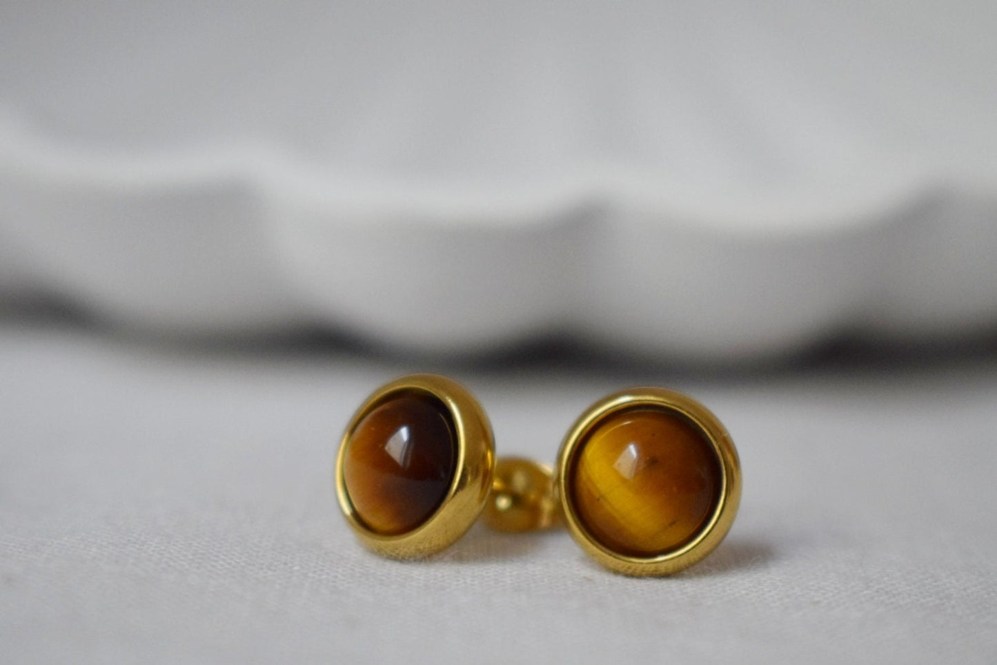 Kleine Tigerauge Ohrstecker Gold, Edelstein 8mm Ohrstecker, Minimalistische Tigerauge Ohrringe, Brauner Stein, Geschenk Tigerauge Chakra Schmuck