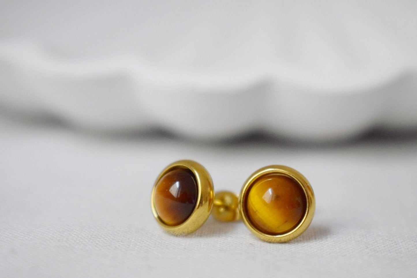 Kleine Tigerauge Ohrstecker Gold, Edelstein 8mm Ohrstecker, Minimalistische Tigerauge Ohrringe, Brauner Stein, Geschenk Tigerauge Chakra Schmuck