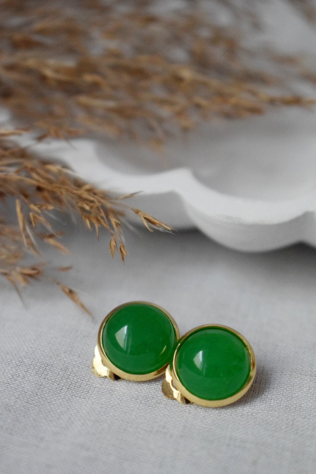Grüne Jade Ohrclips gold, Ohrclips, Grüngoldene Ohrclips, Damen Ohrclips, Edelsteinclips, Geschenkideen zum Geburtstag