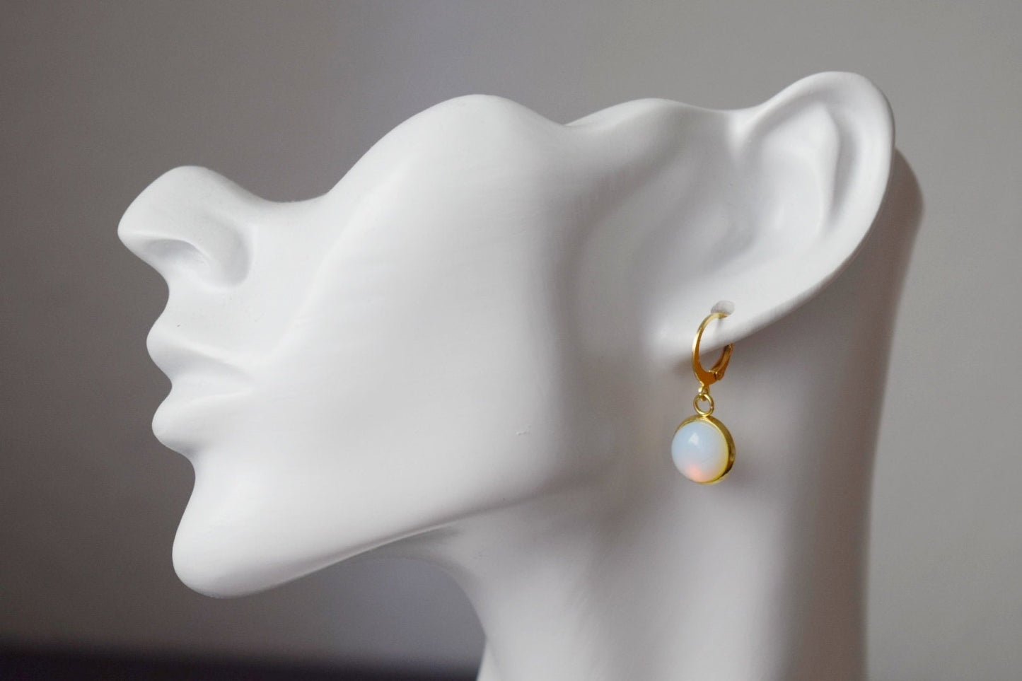 Opalith Mondstein Ohrringe, Huggie Gold Edelstein Ohrringe, Kleine Regenbogen Gold Lever Back Ohrringe, Brautjungfern, Opalith Schmuck, Geschenk für Sie