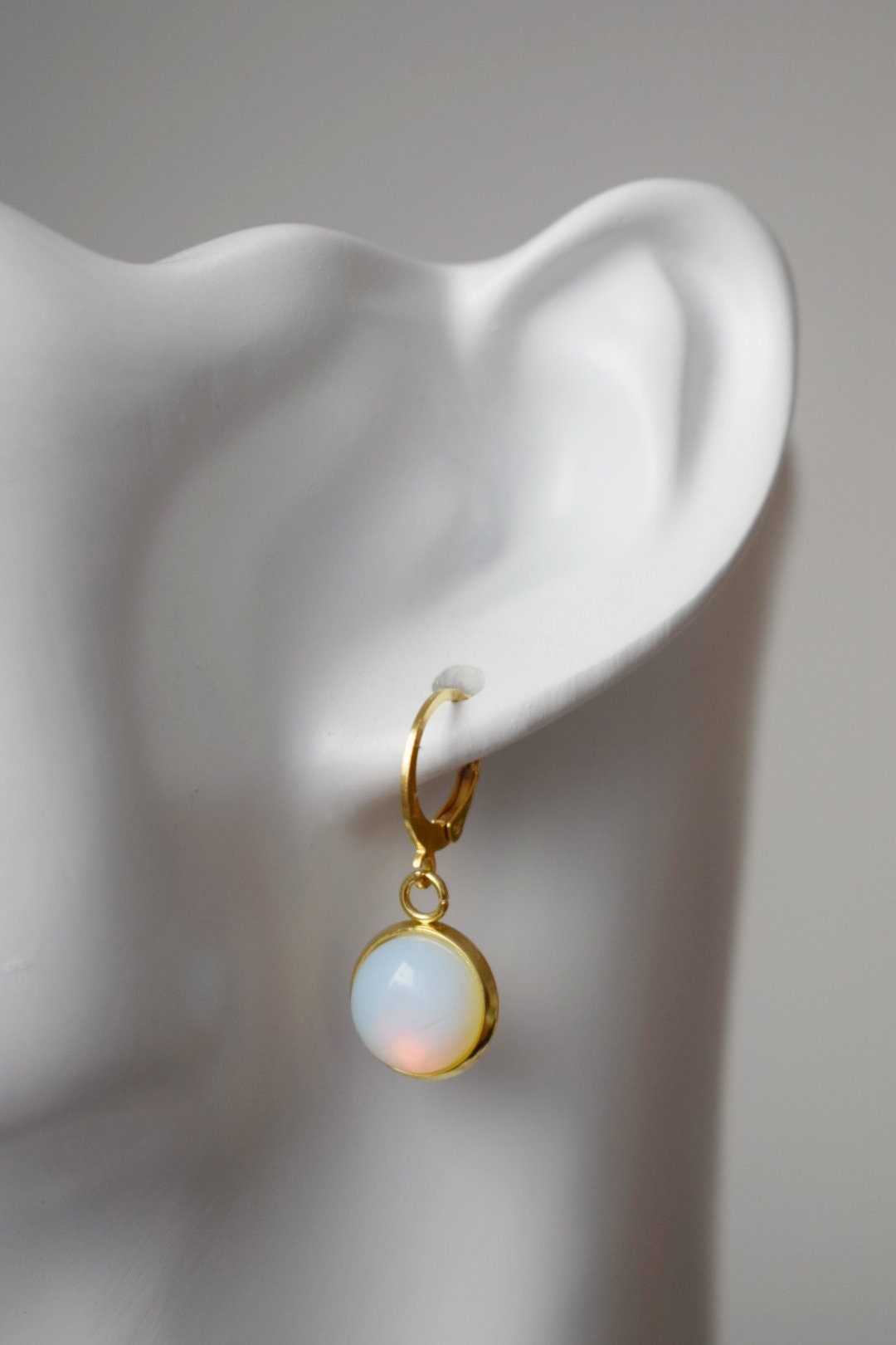 Opalith Mondstein Ohrringe, Huggie Gold Edelstein Ohrringe, Kleine Regenbogen Gold Lever Back Ohrringe, Brautjungfern, Opalith Schmuck, Geschenk für Sie