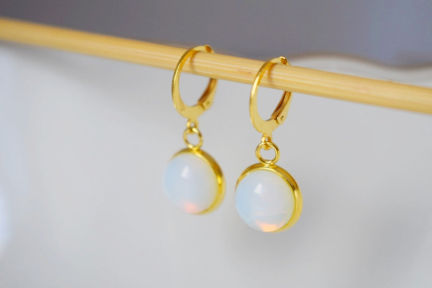 Opalith Mondstein Ohrringe, Huggie Gold Edelstein Ohrringe, Kleine Regenbogen Gold Lever Back Ohrringe, Brautjungfern, Opalith Schmuck, Geschenk für Sie