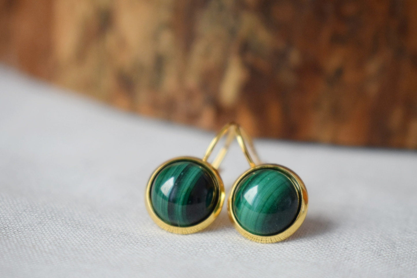 Natürliche Malachit-Ohrringe Gold, 10 mm Ohrhänger, klein, minimalistisch, grüner Edelstein, Hebelverschluss, Malachit-Schmuck, Geburtsstein-Ohrringe