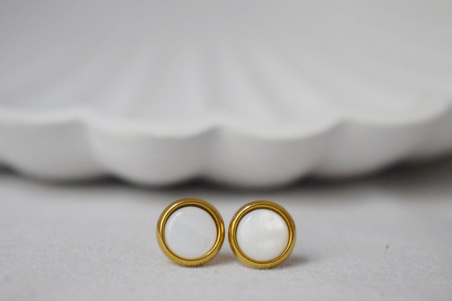 Ohrstecker aus Süßwasserperlen, 8 mm massive Goldohrstecker, Ohrstecker aus natürlichen Muscheln, Perlengoldohrringe, rund, Edelstahl, Perlengoldschmuck