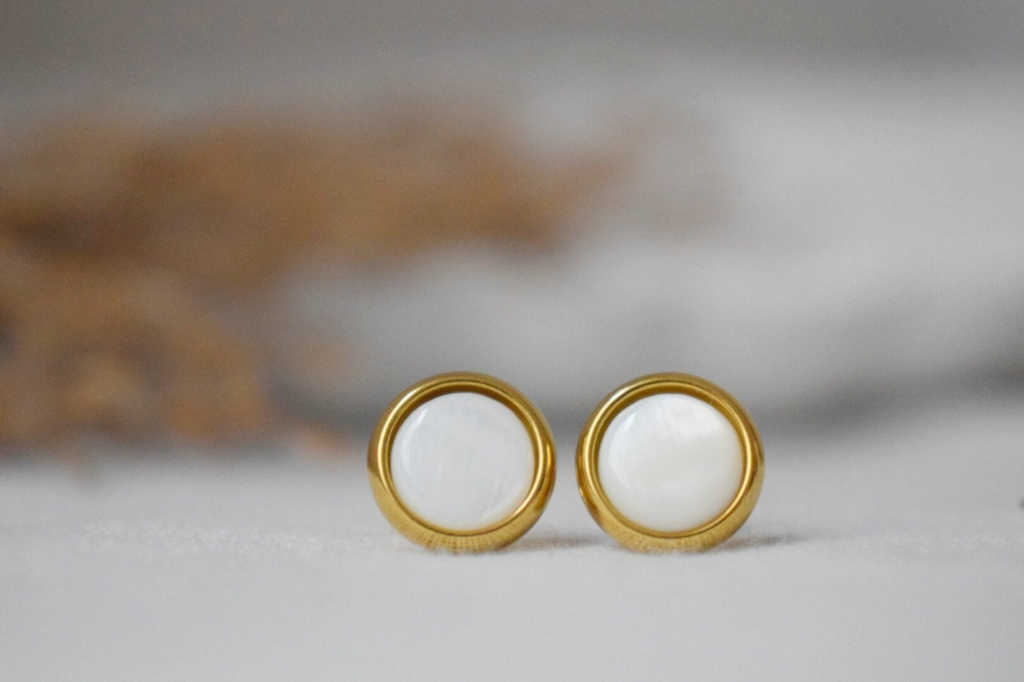Ohrstecker aus Süßwasserperlen, 8 mm massive Goldohrstecker, Ohrstecker aus natürlichen Muscheln, Perlengoldohrringe, rund, Edelstahl, Perlengoldschmuck