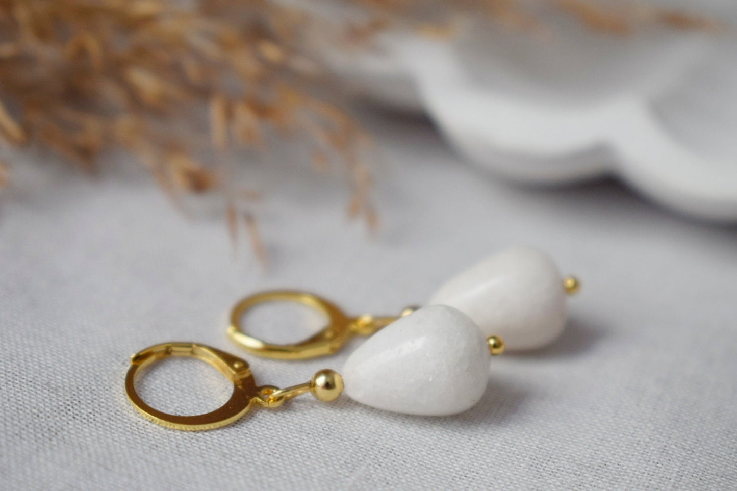 Weiße Jade-Gold-Ohrringe, Tropfen-Edelstein-Ohrringe, Creolen mit Tropfenstein, Perlen-Hängeohrringe, Lever Back, Weißgold-Schmuck, Geschenk für Sie