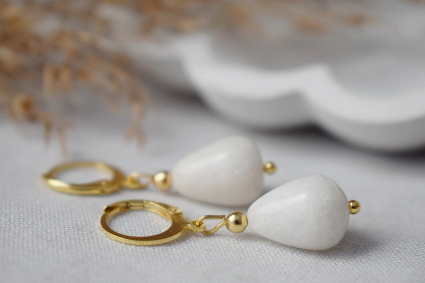 Weiße Jade-Gold-Ohrringe, Tropfen-Edelstein-Ohrringe, Creolen mit Tropfenstein, Perlen-Hängeohrringe, Lever Back, Weißgold-Schmuck, Geschenk für Sie